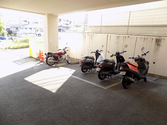 アイリス八事 駐車場