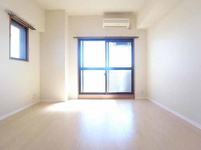 グランドール栄生 南向きで明るい雰囲気のお部屋です。