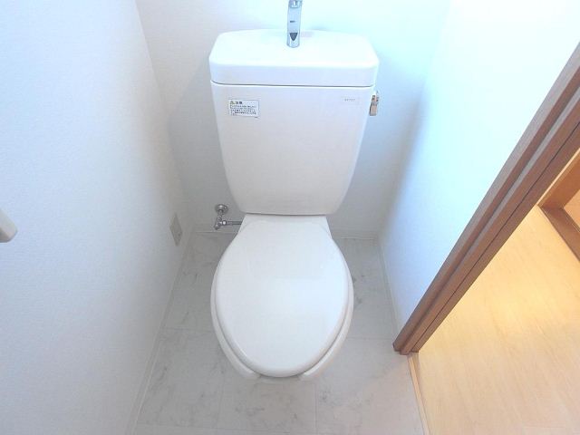 グランドール栄生 清潔感のあるトイレです。