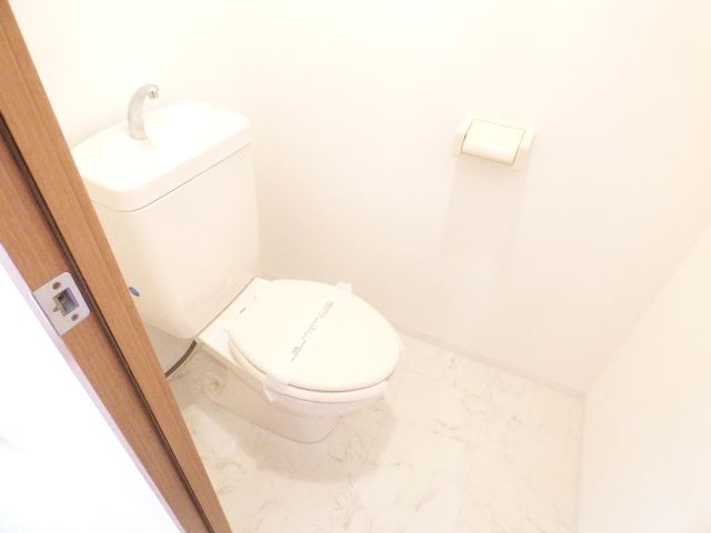 グランドール栄生 清潔感のあるトイレです。
