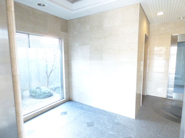 グランドール栄生 美しいエントランスです