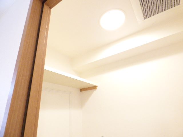 グランドール栄生 トイレにも収納棚があり便利です