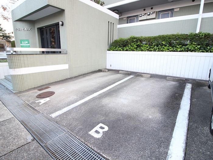 イーストヒルズ 駐車場