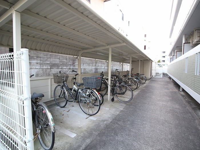 イーストヒルズ 駐車場