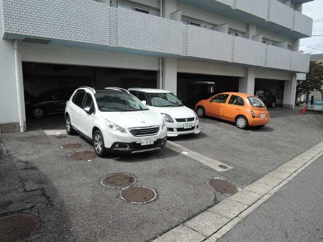 エープレット藤ヶ丘 駐車場