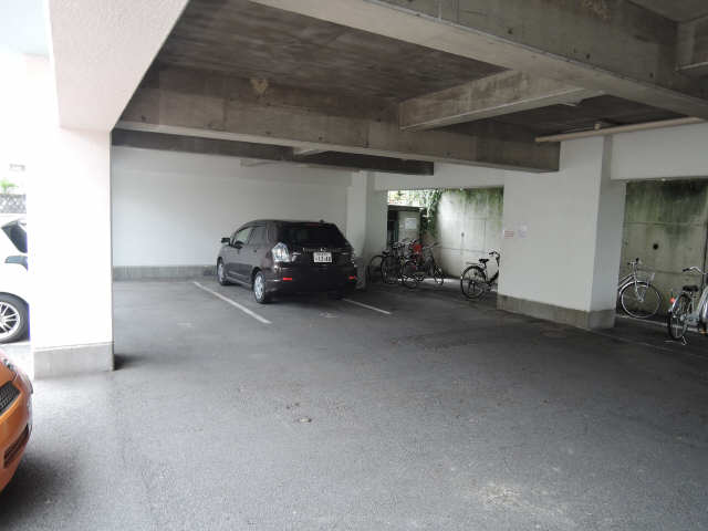 エープレット藤ヶ丘 駐車場