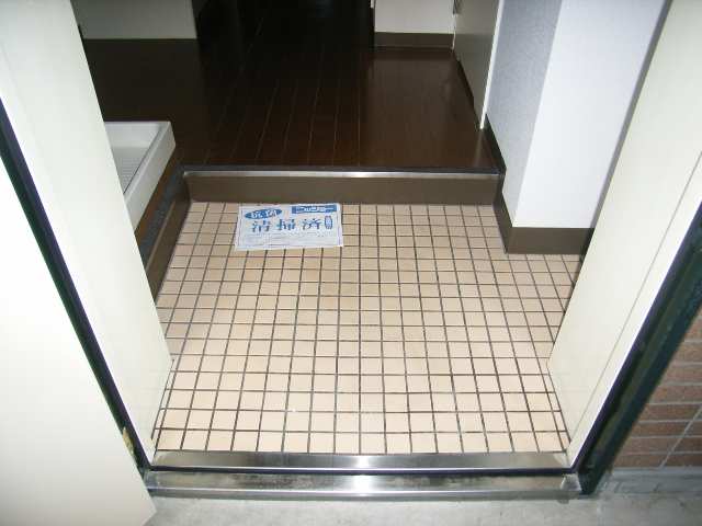 クリスタルコート川名 玄関