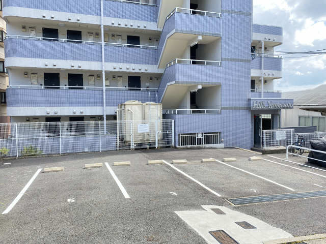 ヒルズヤマザト 駐車場