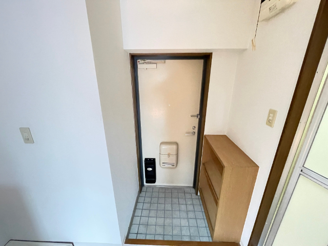 長谷川１２番館 玄関