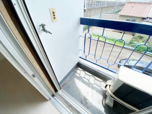 黒部ビル 室外洗濯機置場です。
