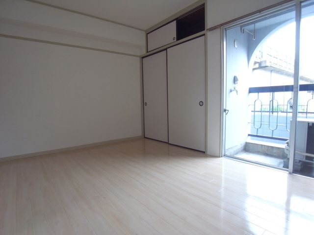 黒部ビル 南向きの明るいお部屋。爽やかな色調のお部屋で落ち着き付きます