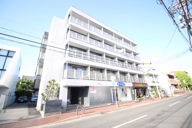 駅近、目の前にはコンビニがあります。
