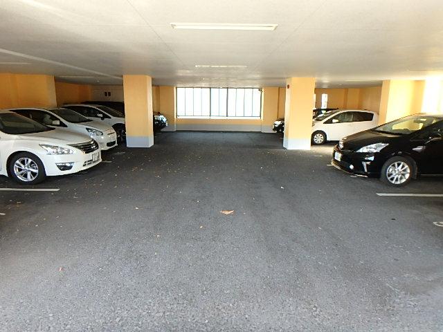 アーバンコート小松 駐車場