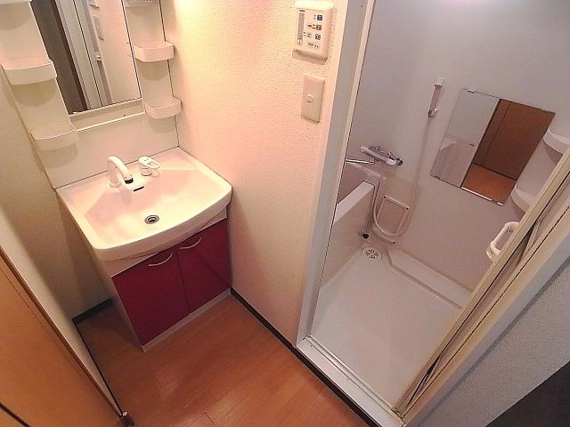アレーズカシェート 独立洗面台があります。