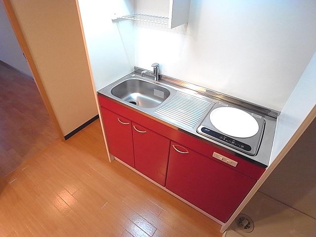 アレーズカシェート 赤いオシャレなキッチンです。