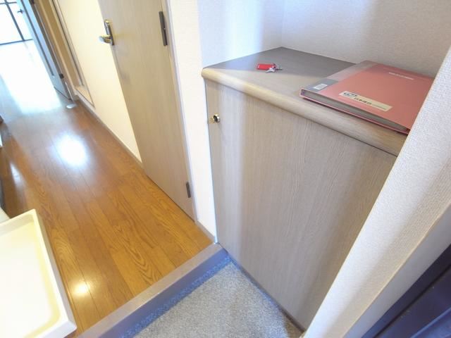 フラワール駒方 玄関