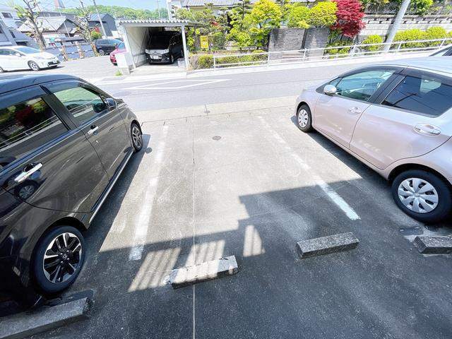 サンビレッヂ平和が丘　ＥＡＳＴ 駐車場