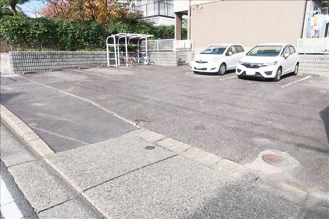 アーバンライフ亀の井 駐車場