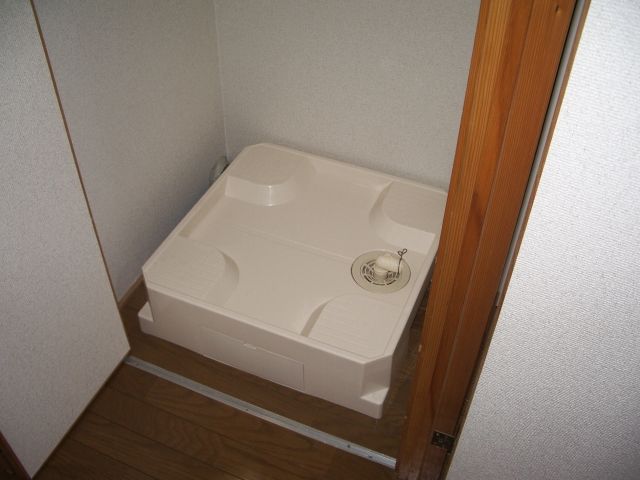 鏡ヶ池ハイツ 室内に洗濯機も置けます。収納スペースとしても使用可。