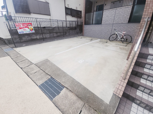 長谷川１７番館 駐車場