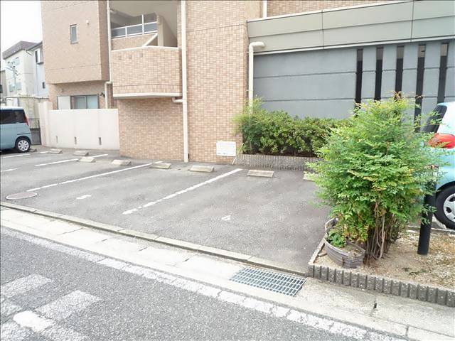 グラヴィティ本山 駐車場