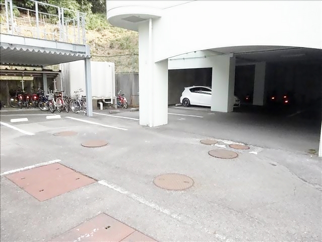 アヴニール菊水 駐車場