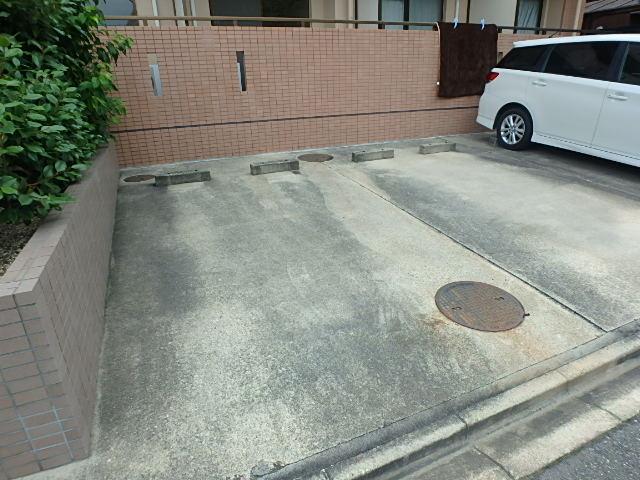 フラワール駒方 駐車場
