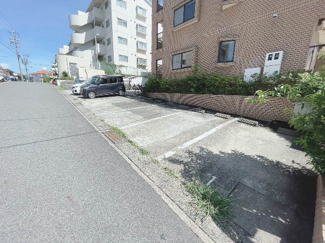 シャトー２４ 駐車場