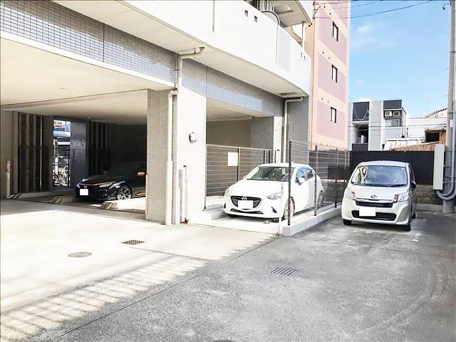 グランドール栄生 駐車場