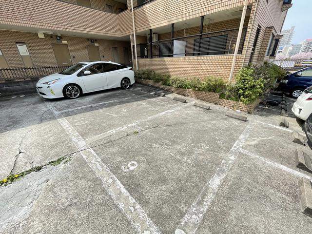 シャトー２４ 駐車場