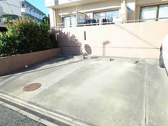 フラワール駒方 駐車場