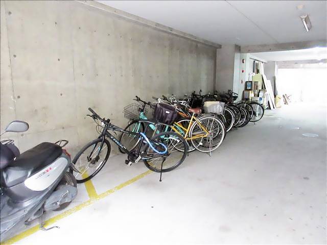 アーバングレーファースト 駐車場