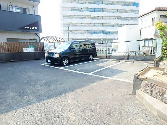 メゾン西畑 駐車場