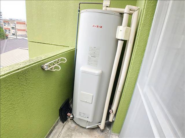 ライフ白金 電気温水器がベランダにあります。
