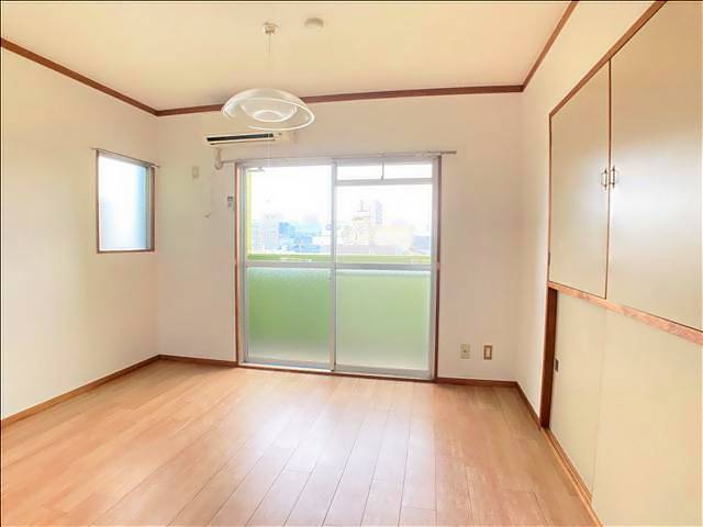 ライフ白金 東向きに窓があり朝日が入る居室です。