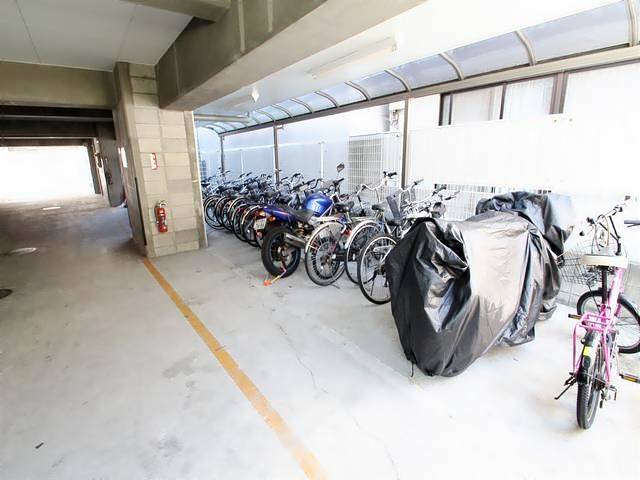 ＫＯＮＳＯＲＴＥ松原 駐車場
