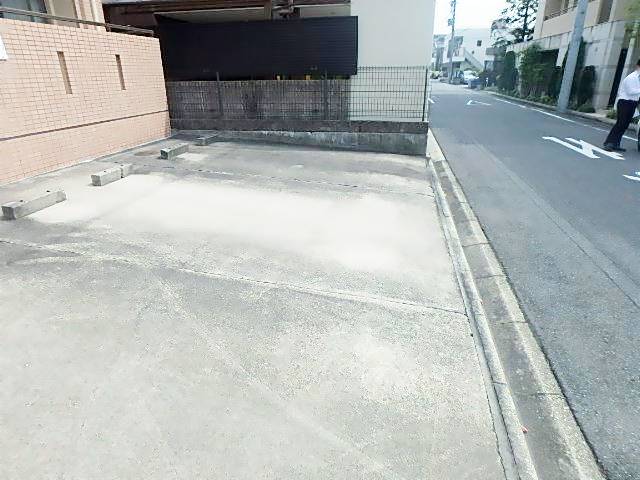 フラワール駒方 駐車場