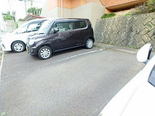 ヒルズ本山南 駐車場