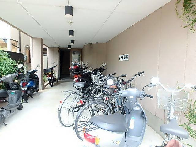 サンシャイン隼人 駐車場