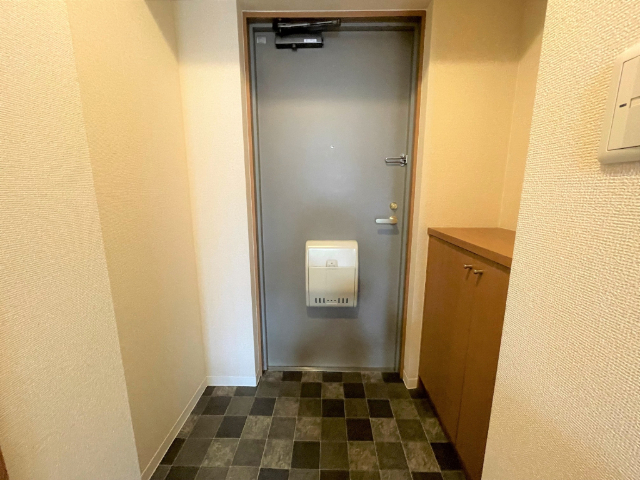 グランドール栄生 玄関