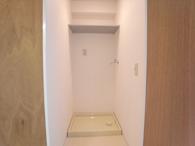 園山ハウス 室内洗濯機置き場。扉も付いてます。