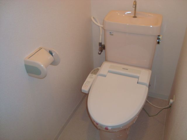 メルヴェーユ高辻 シャワー付トイレです。