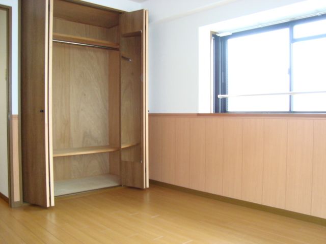 メルヴェーユ高辻 収納に服をかけることが出来ます。