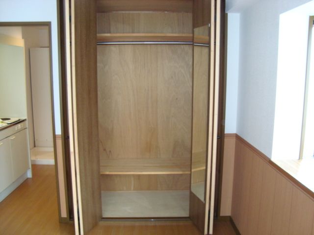 メルヴェーユ高辻 鏡付きの収納です。