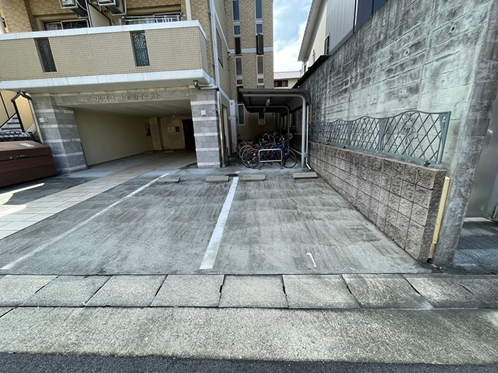 アールズコート本山イースト 駐車場