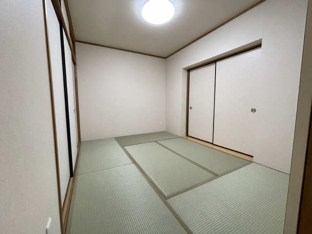 グリーングラス藤 和室６帖間。