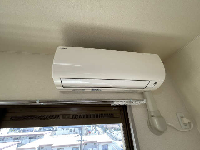 グリーングラス藤 リビング用のエアコン設備付き。