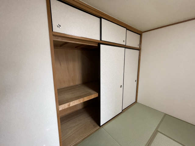 グリーングラス藤 収納量バッチリの押し入れです。