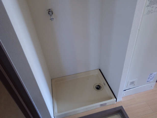 ネストＦ１ 横にあるのは電気温水器
