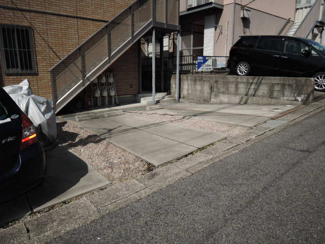 アーティス山手 駐車場